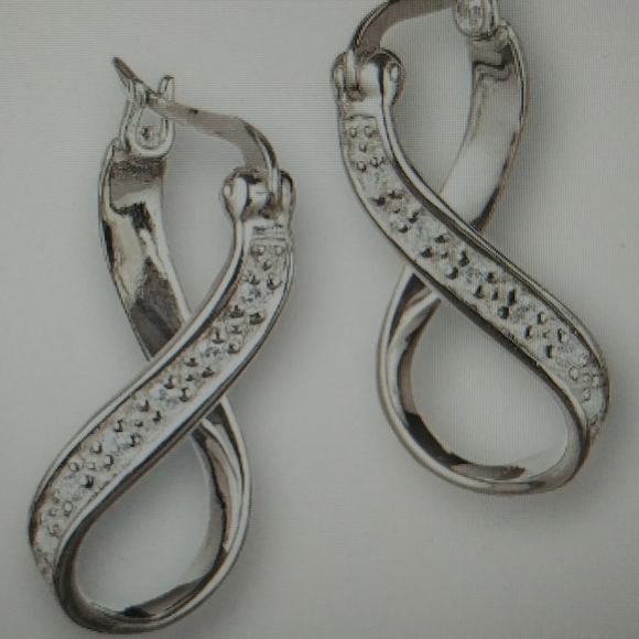 New Chamilia Silver Infinity Earrings With CZ - Picture 3 of 10